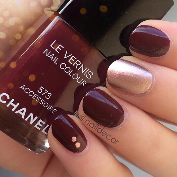 Conception simple d'ongles en vin rouge et en or