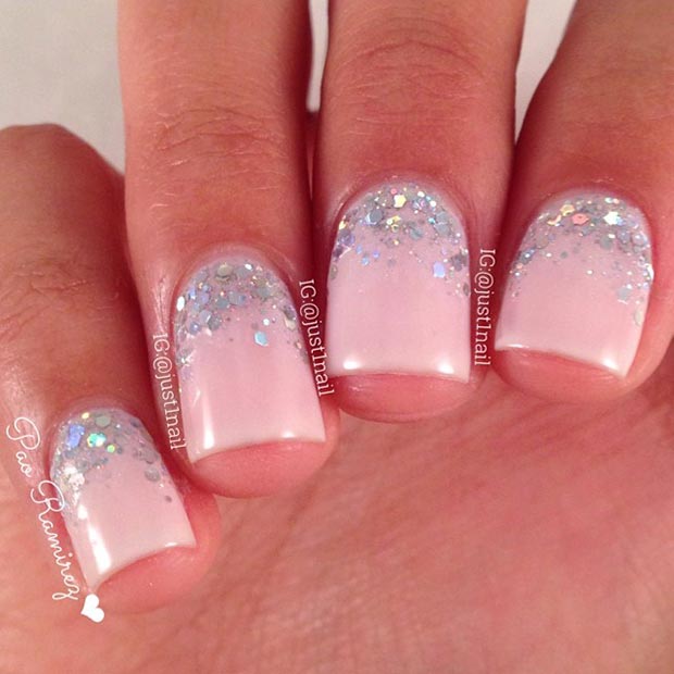 Ανοιχτό ροζ και ασημί Glitter Nail Design