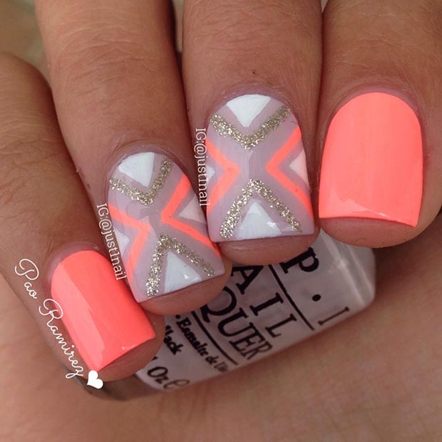 Design d'ongles orange fluo pour ongles courts