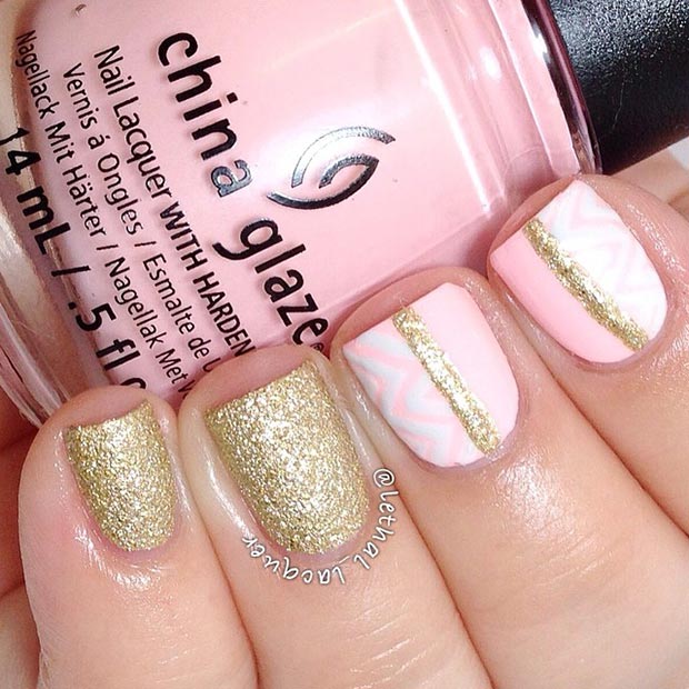 Conception d'ongles rose clair et or