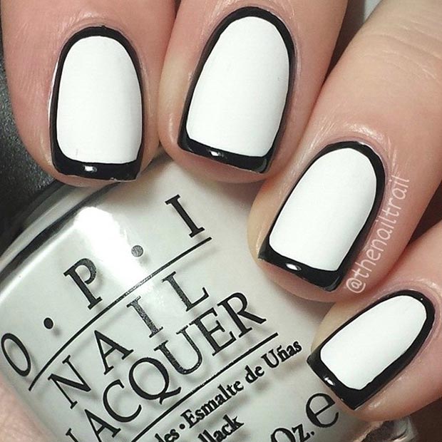 Conception d'ongles en noir et blanc pour les ongles courts