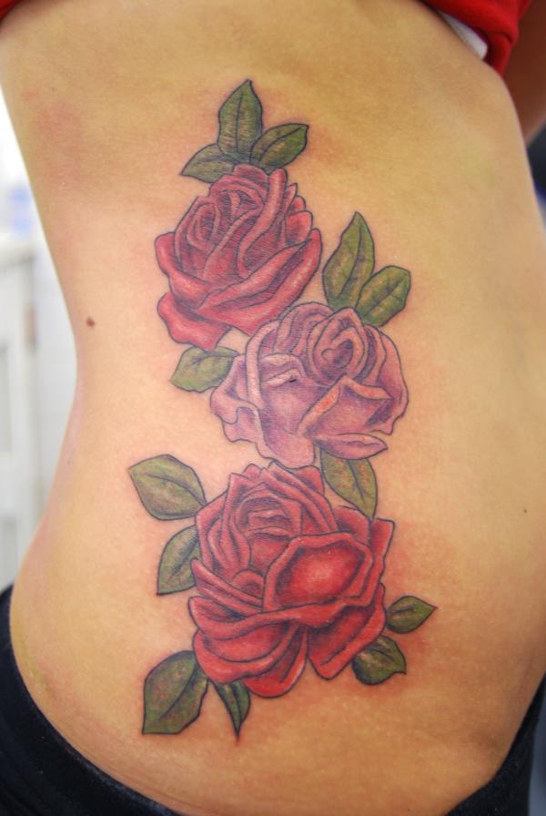 Τριαντάφυλλα στο πλάι τατουάζ