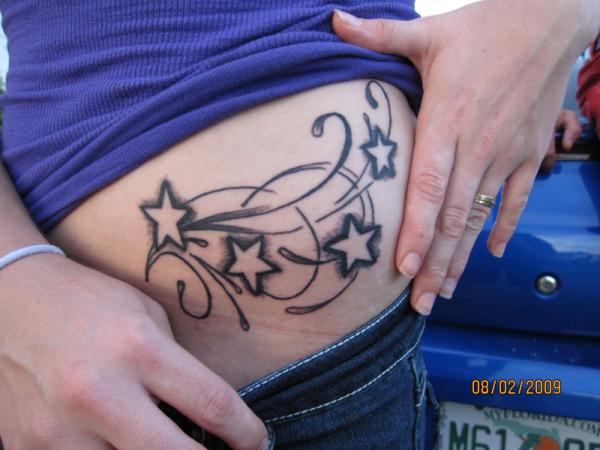 Τατουάζ αστεριών στο πλάι