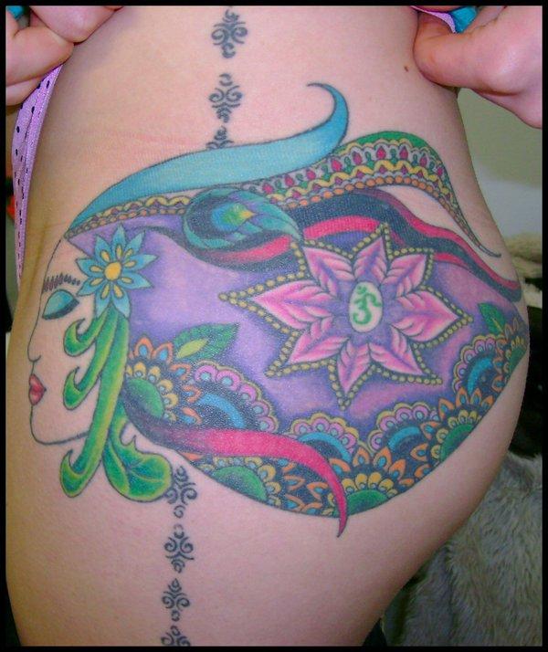 Γυναικείο τατουάζ ισχίου