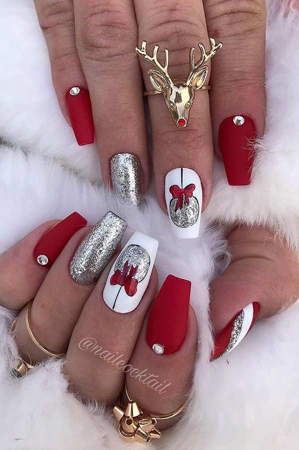 Glam Nail Design avec des boules de Noël