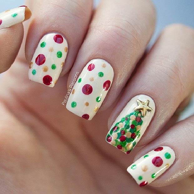 Ongles à pois et sapin de Noël