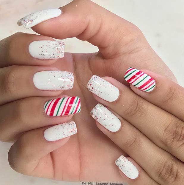 Ongles scintillants blancs avec des ongles accentués de rayures festives