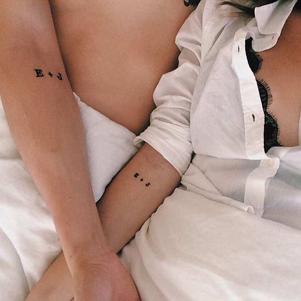 Tatouages ​​​​de couple mignons correspondants initiales