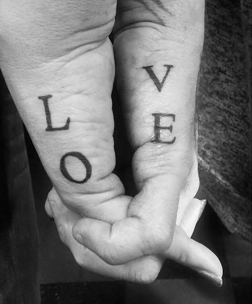 Couples Connectant Des Tatouages ​​​​d'amour