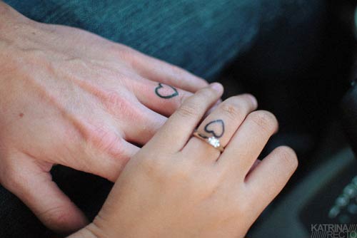 Tatouages ​​​​de doigt de coeur assortis pour les couples