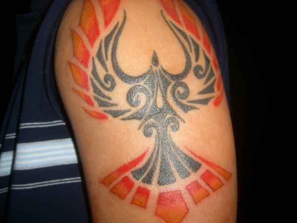 Tatouage tribal d'oiseau avec des flammes