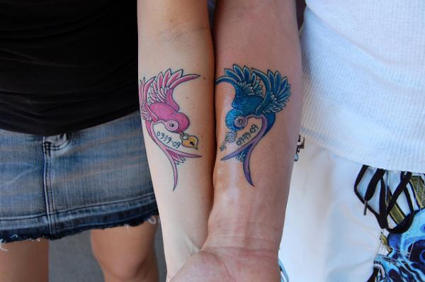 Tatouage d'oiseaux d'amour