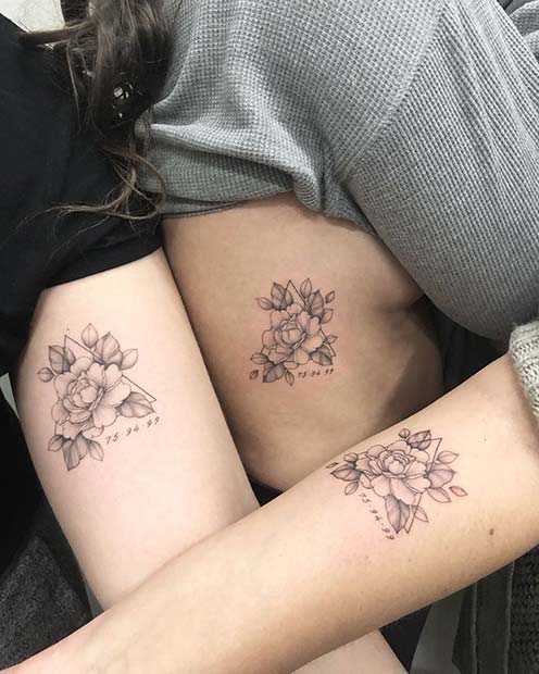 Assortiment de tatouages ​​​​floraux mère-fille avec des dates