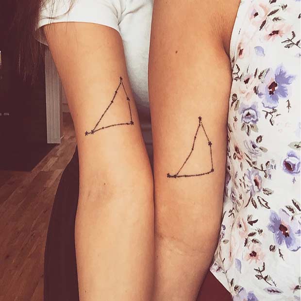 Tatouages ​​​​assortis de la constellation du Capricon pour les sœurs jumelles