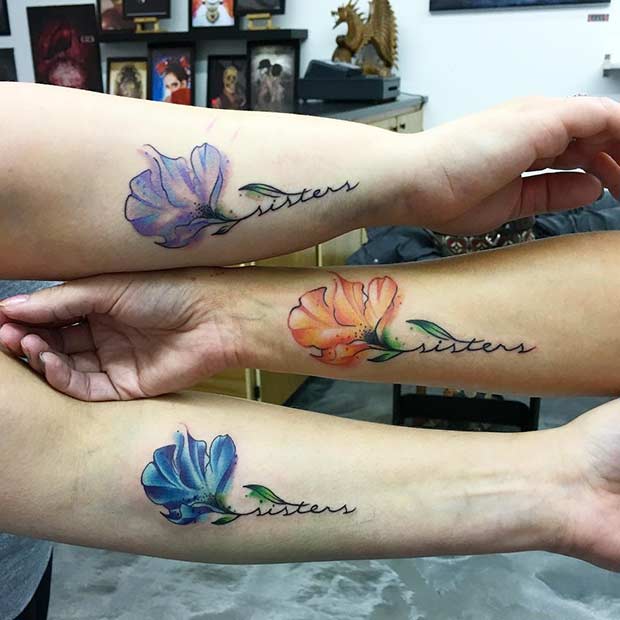 Ταιριάζοντας τατουάζ λουλουδιών για τρεις αδελφές