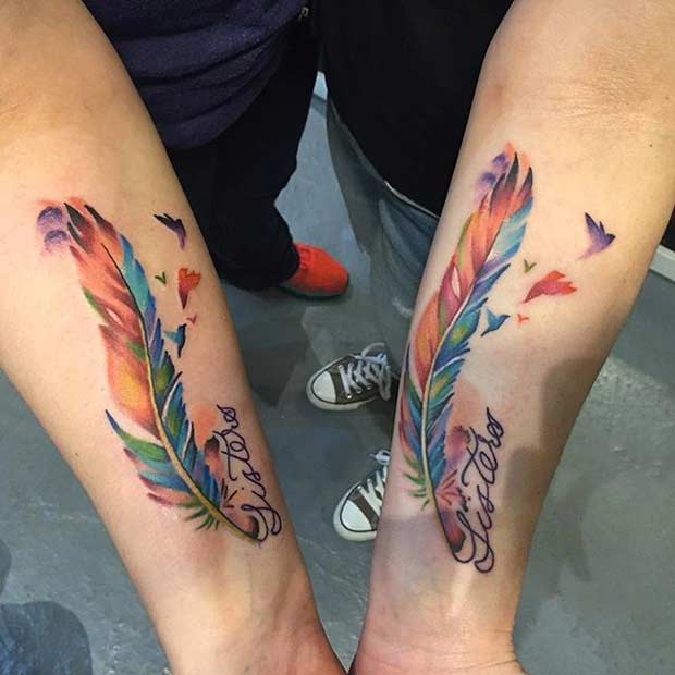 Tatouages ​​​​assortis de plumes colorées