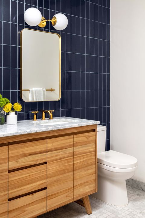 salle de bain, carrelage bleu, armoire en bois