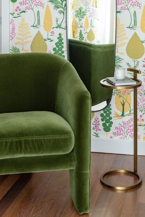 πράσινη καρέκλα, χρυσό τραπεζάκι