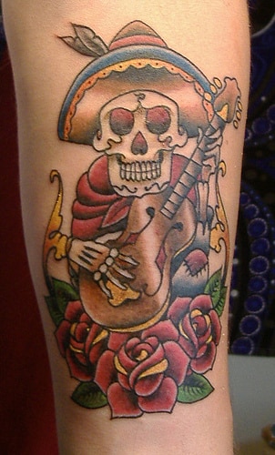 Tatouage du jour des morts guitare et roses