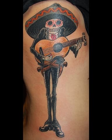 Mariachi avec le tatouage du jour des morts Sumbrero