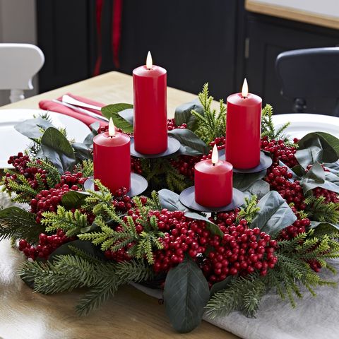advent στεφάνι - νοσταλγικό κεντρικό τραπέζι κόκκινο μούρο στεφάνι κόκκινο truglow λεπτά κεριά
