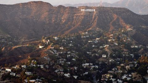 מבט אווירי של שלט הוליווד מעל נוף העיר לוס אנג'לס, קליפורניה, ארצות הברית