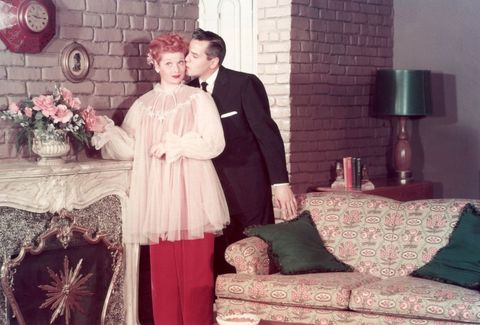 lucille ball et desi arnaz dans un épisode de 1955 de "j'aime lucy"﻿