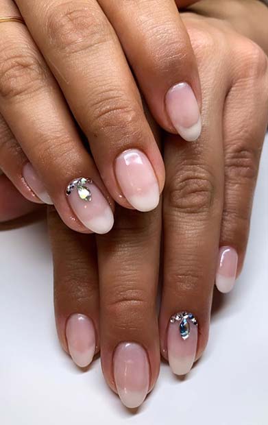 American Mani avec un clou accent de strass