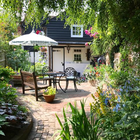 un jardin de cottage anglais