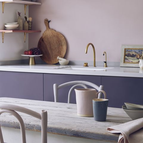 Annie Sloan ντουλάπια κουζίνας βαμμένα σε προαναμεμειγμένο aubusson μπλε και αυτοκράτορες μεταξωτό κιμωλία τοίχο βαφής
