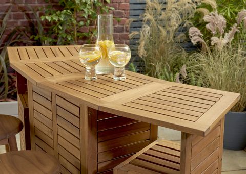 argos lance un bar de jardin peu encombrant