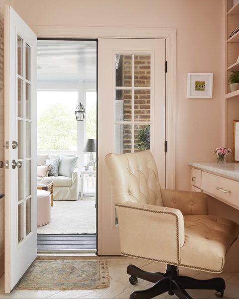 γραφείο στο σπίτι, ροζ βαμμένοι τοίχοι, καρέκλα γραφείου με ρόδες, μαρμάρινο πάγκο