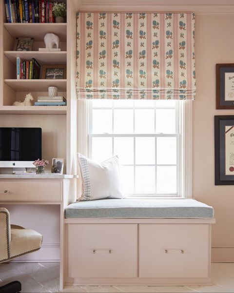 bureau à domicile, murs peints en rose, rangement rose, coussin de siège de fenêtre bleu