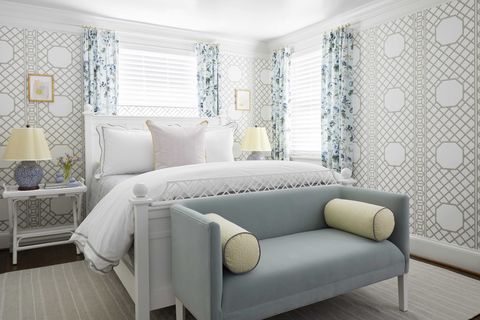chambre d'amis, siège bleu, rideaux fleuris bleus et blancs