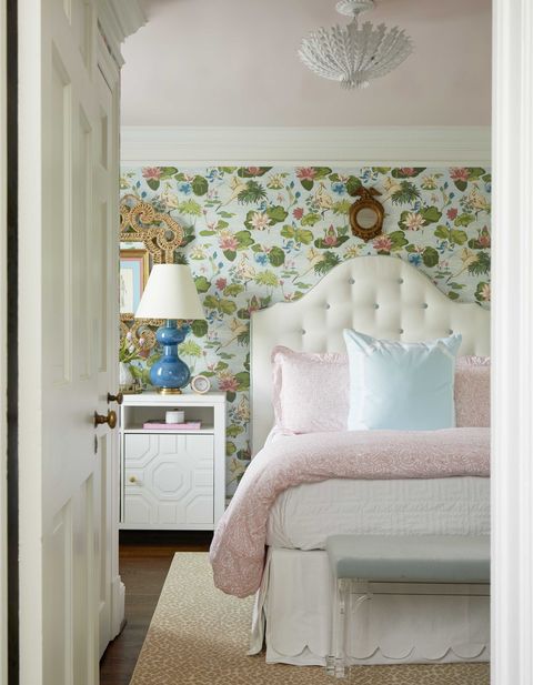υπνοδωμάτιο hguest, ροζ και λευκά λινά, λευκό κομοδίνο, floral ταπετσαρία