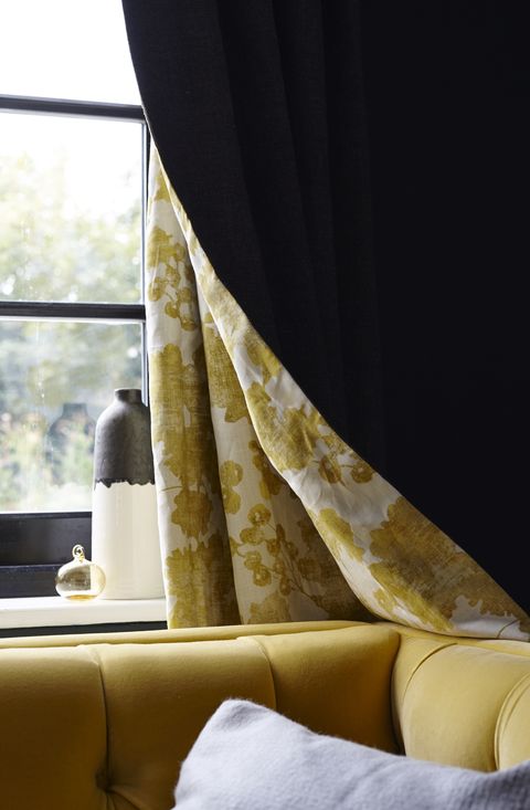 φθινοπωρινές αποχρώσεις - κουρτίνα σαλονιού τυλιγμένη πάνω από κίτρινο καναπέ