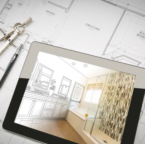 tablette d'ordinateur avec conception de salle de bain principale sur plans de maison, crayon et boussole