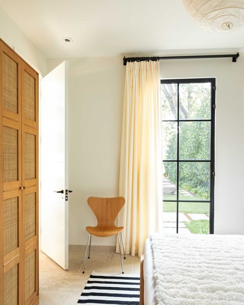 chambre à coucher, tapis rayé noir et blanc, carrelage, lin blanc, tapis blanc, chaise marron