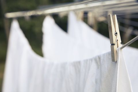 draps séchant sur des cordes à linge