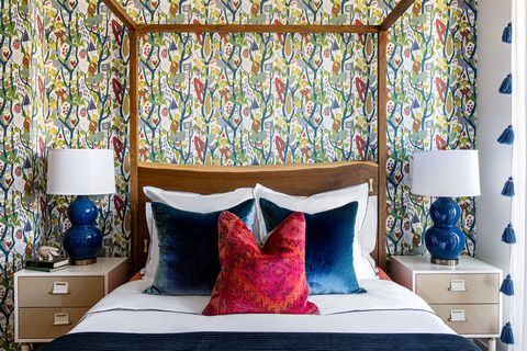חדר שינה עם חופה וכריות צבעוניות