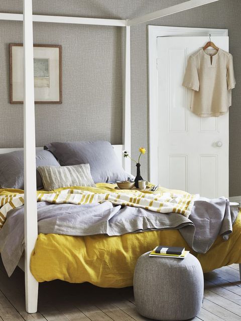 υπνοδωμάτιο φενγκ σούι, υπνοδωμάτιο με λευκό μοντέρνο κρεβάτι με ουρανό, γκρι και μουστάρδα κίτρινα κλινοσκεπάσματα