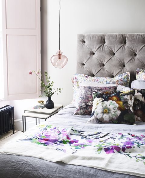 μοντέρνο υπνοδωμάτιο με βελούδο και λουλούδια