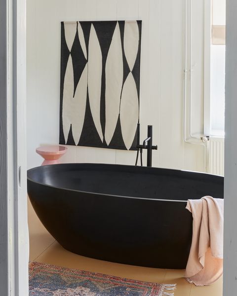 baignoire autoportante noire, demeure vivante, tenture murale abstraite en noir et blanc