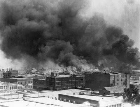 שריפת בניינים במהלך טבח מרוץ הטולסה בשנת 1921