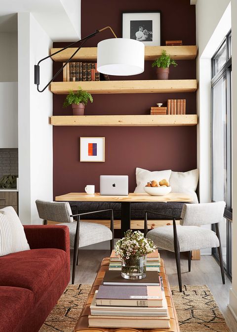 קירות אדומים, פינת ארוחת בוקר, שולחן עץ, כסאות שמנת, ספה כתומה בעיצובו של ביירון ריזדון