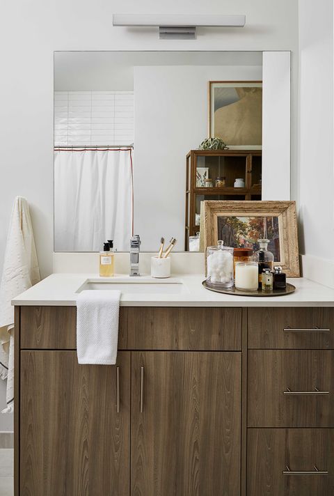 salle de bain, comptoir blanc, armoires en bois