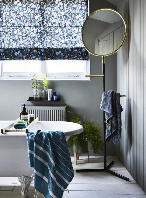 salle de bain à thème bleu avec murs gris clair