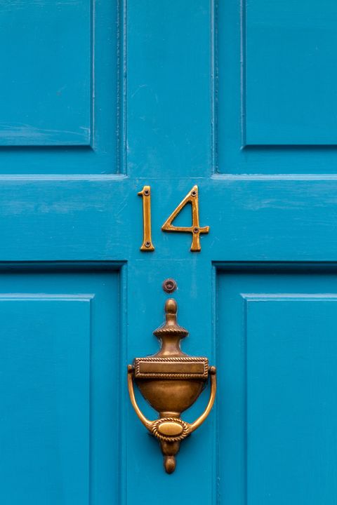 μπλε εξώπορτα με μπρούτζινο χτυπητή πόρτα