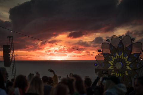 newquay, Αγγλία 10 Αυγούστου συγκεντρώνονται στο ηλιοβασίλεμα στο ετήσιο μουσικό φεστιβάλ boardmasters στο Watergate Bay στις 10 Αυγούστου 2018 στην Κορνουάλη, Αγγλία από το 1981, ένας διαγωνισμός σερφ πραγματοποιείται στο Newquay και τώρα αποτελεί μέρος του μεγαλύτερου πενθήμερου σερφ, οι διοργανωτές του φεστιβάλ πατινάζ και μουσικής ενώ το μουσικό φεστιβάλ βλέπει πρωτοσέλιδα να παίζουν στα πλήθη στο Watergate Bay, ο διαγωνισμός σερφ προσελκύει επαγγελματίες σέρφερ από όλο τον κόσμο για να ανταγωνιστούν στην ακτογραμμή της κορνίζας, η οποία θεωρείται από πολλούς ως η γενέτειρα της σύγχρονης βρετανικής φωτογραφίας σέρφινγκ ματ cardygetty εικόνες