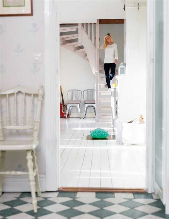 الداخلية البيضاء الجميلة مع الدرج
